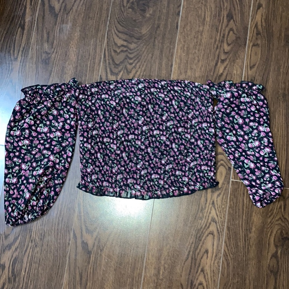 Women’s target off the shoulder crop size m